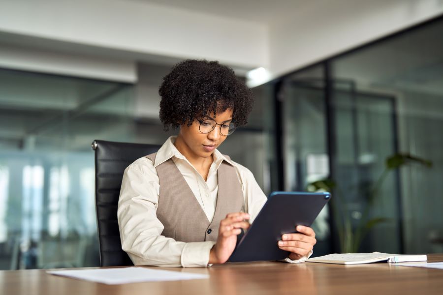Dekoratives Bild: Frau mit Tablet