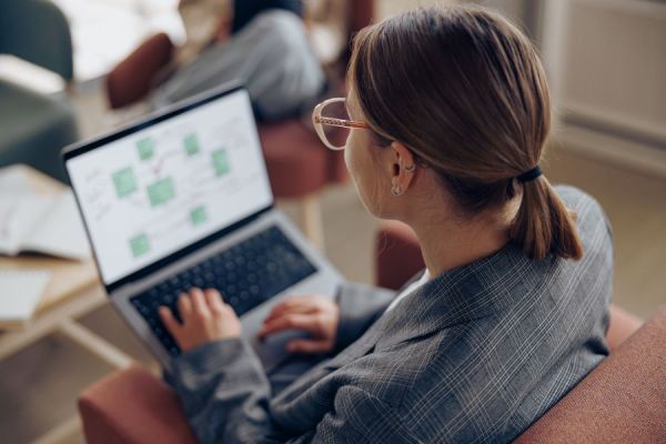 Dekoratives Bild: Frau mit Laptop 