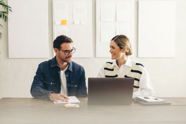 Dekoratives Bild: zwei Personen mit Laptop