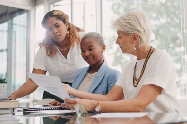 Dekoratives Bild: Frauen mit Statistiken