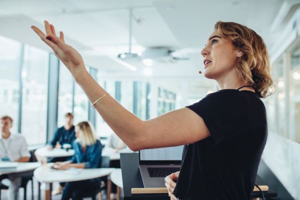 Dekoratives Bild: Frau hält Präsentation
