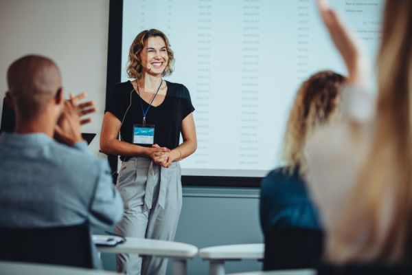 Dekoratives Bild: Frau hält Präsentation
