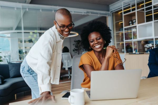 Dekoratives Bild: zwei Frauen mit Laptop