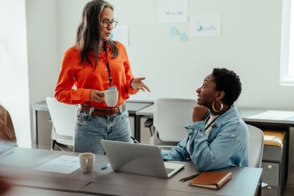 Dekoratives Bild: zwei Frauen mit Laptop