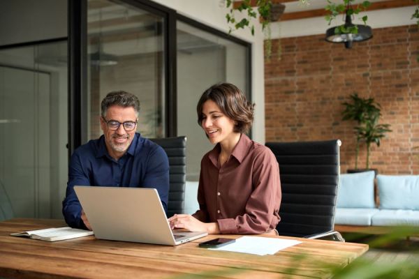 Dekoratives Bild: zwei Personen am Laptop
