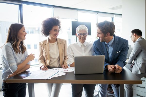 Dekoratives Bild: Team mit Laptop am Stehschreibtisch