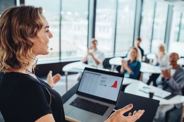 Dekoratives Bild: Frau hält Präsentation