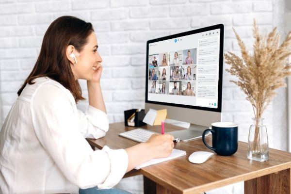 Dekoratives Bild: Frau an Computer mit Videokonferenz