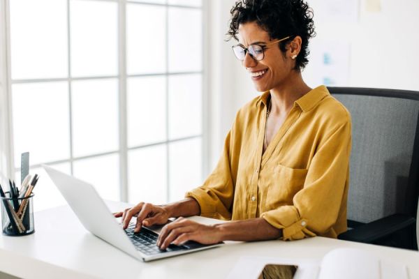 Dekoratives Bild: Frau mit Laptop