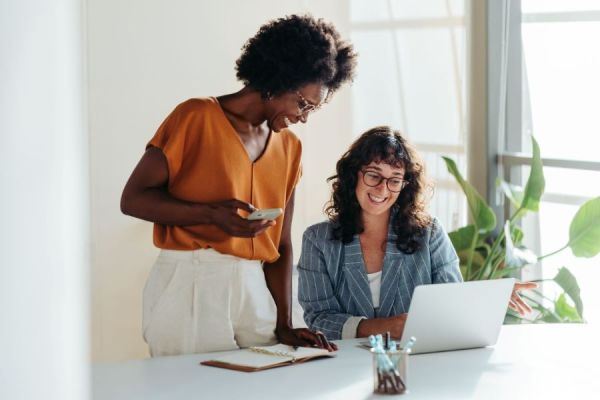 Dekoratives Bild: zwei Frauen mit Laptop