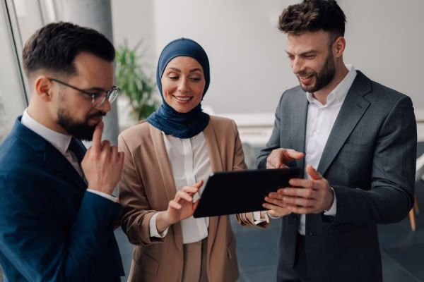 Dekoratives Bild: Team mit Tablet