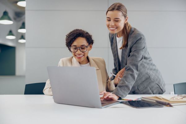 Dekoratives Bild: zwei Frauen mit Laptop
