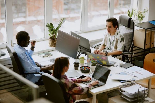 Dekoratives Bild: Personen mit Computern im Büro