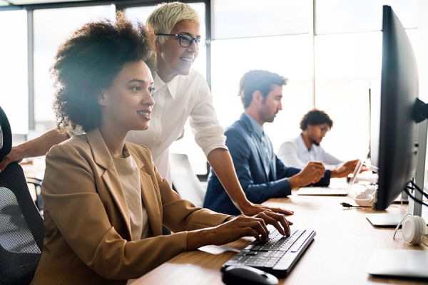 Dekoratives Bild: zwei Frauen an Computer