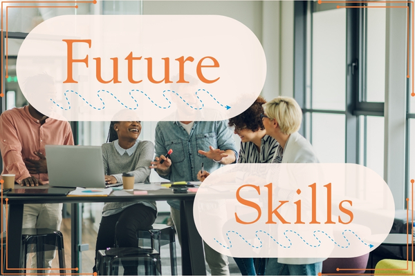 Im Hintergrund sind fünf arbeitende Personen zu erkennen. Im Vordergrund befindet sich der Schriftzug: Future Skills. 