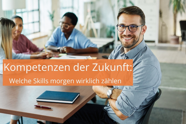 Drei Personen sitzen an einem Tisch bei der Arbeit, im Vordergrund befindet sich der Schriftzug: Kompetenzen der Zukunft - Welche Skills morgen wirklich zählen.