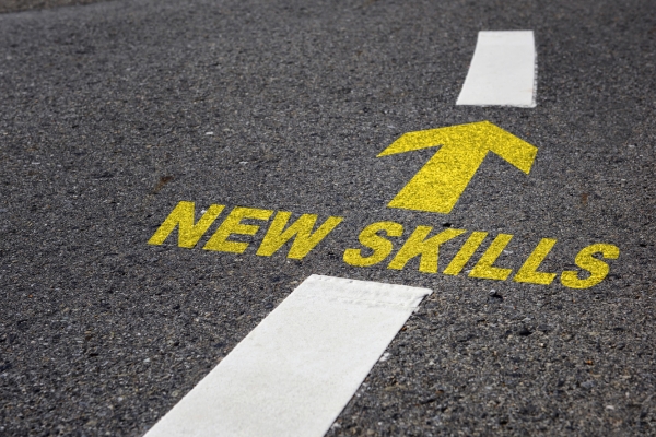 Eine Straße mit einem gelben Pfeil Richtung "New Skills"