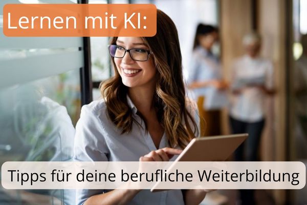 Eine Frau steht im Zentrum des Bildes und hält ein Tablet in der Hand. Im Hintergrund befinden sich Büroräume. Die Überschrift lautet: Lernen mit KI: Tipps für deine berufliche Weiterbildung