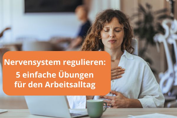 Eine Frau sitzt an ihrem Schreibtisch, hat die Augen geschlossen und die Hände auf dem Brustkorb. Der Titel lautet: Nervensystem regulieren - 5 einfache Übungen für den Abreitsalltag