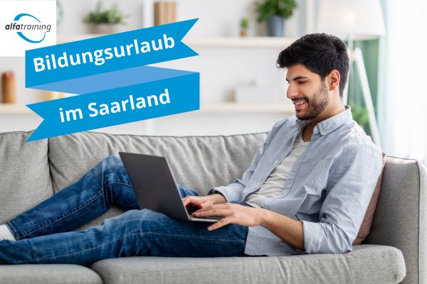 Ein Mann liegt auf einem Sofa und besucht ein Online-Seminar in seinem Bildungsurlaub